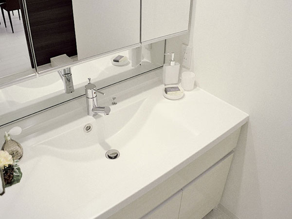 Bathing-wash room.  [Powder Room] Wash bowl-integrated straight counter of a sharp impression Features. Cleaning is easy.