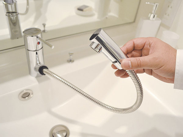 Bathing-wash room.  [Single lever mixing faucet]  Single lever mixing faucet design not only functions are also devised.