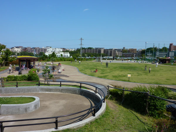 Surrounding environment. Saginuma Fureai Square (Freon Town Saginuma) (about 856m, Walk 11 minutes) park space Fureaeru to green and the water is rich. Popular for those with children is not limited to the weekend.