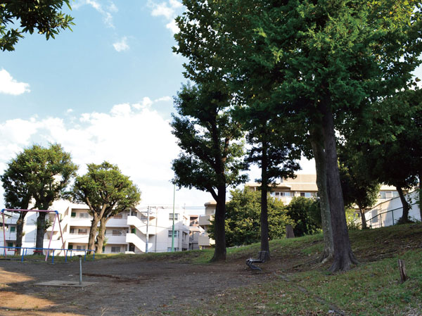 Surrounding environment. Dobashi 4-chome park (about 10m, 1 minute walk) large trees leading role. You carefree play in the green park.  ※ The time required fraction was calculated as 1 minute 80m in the approximate distance on the map from the construction site has rounded up.