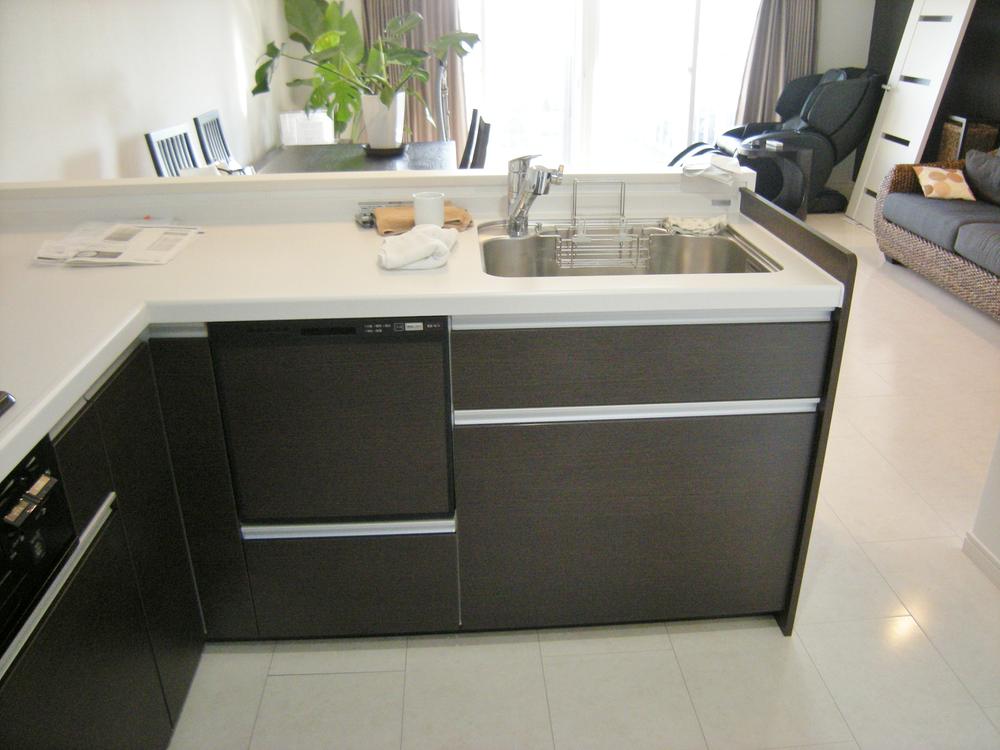 Kitchen. L-type face-to-face