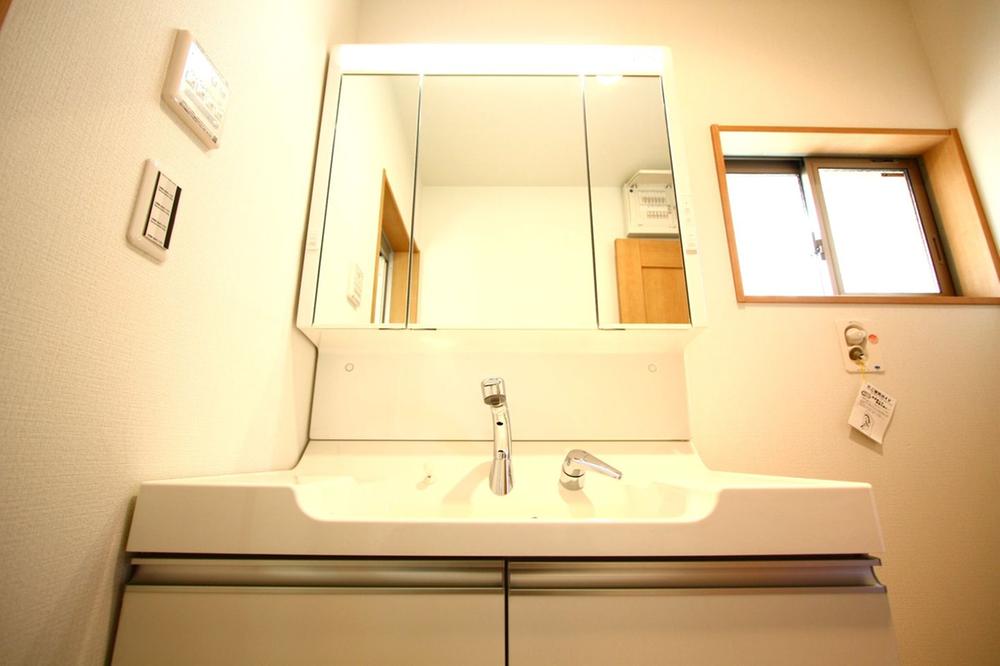 Wash basin, toilet. 1 Building Shower faucet type vanity wash room three-sided mirror type.