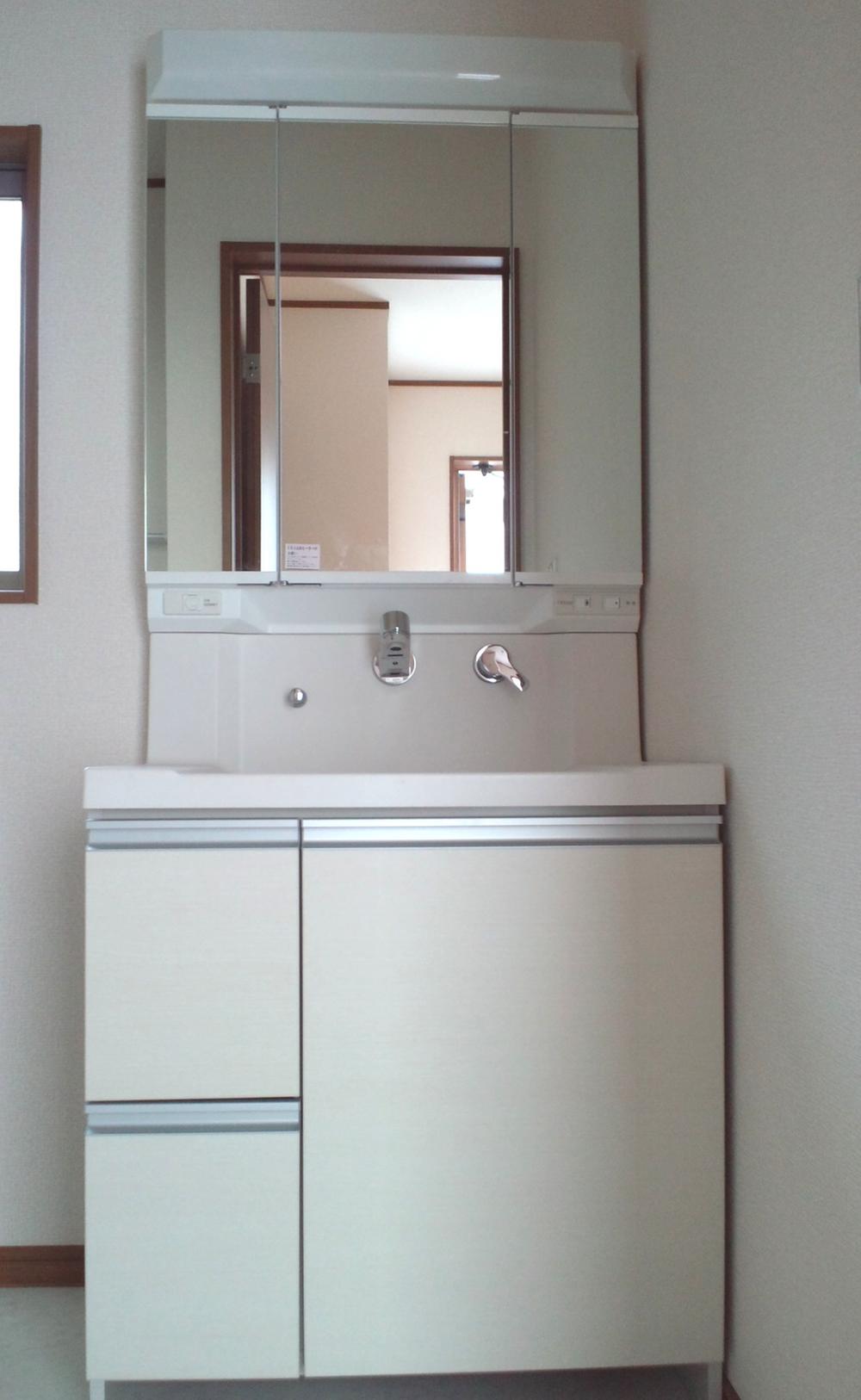 Wash basin, toilet. Three-sided mirror with vanity (same specifications)