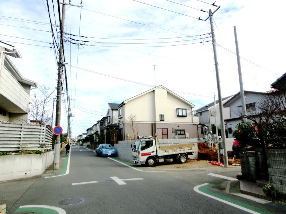 Local photos, including front road. Local (12 May 2013) Shooting It is good per sun corner lot.