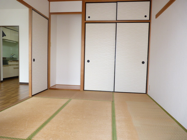 Other room space. As soon as they have any tenants make the tatami of Omotegae. 