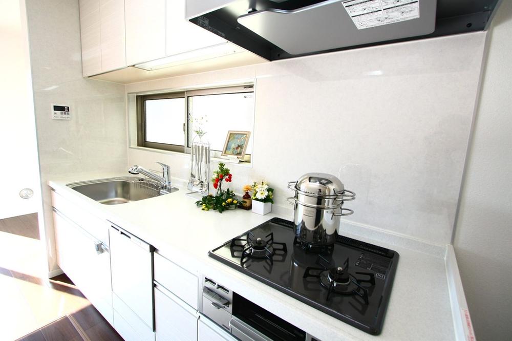 Kitchen. The kitchen is dishwasher ・ Water purifier is the standard equipment.