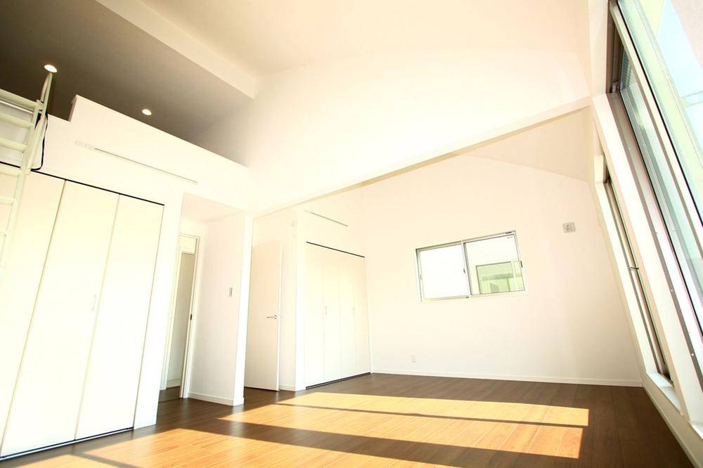 Non-living room. 2 Kaiyoshitsu 6.5 tatami × 2 is has open preeminent become one of the space.