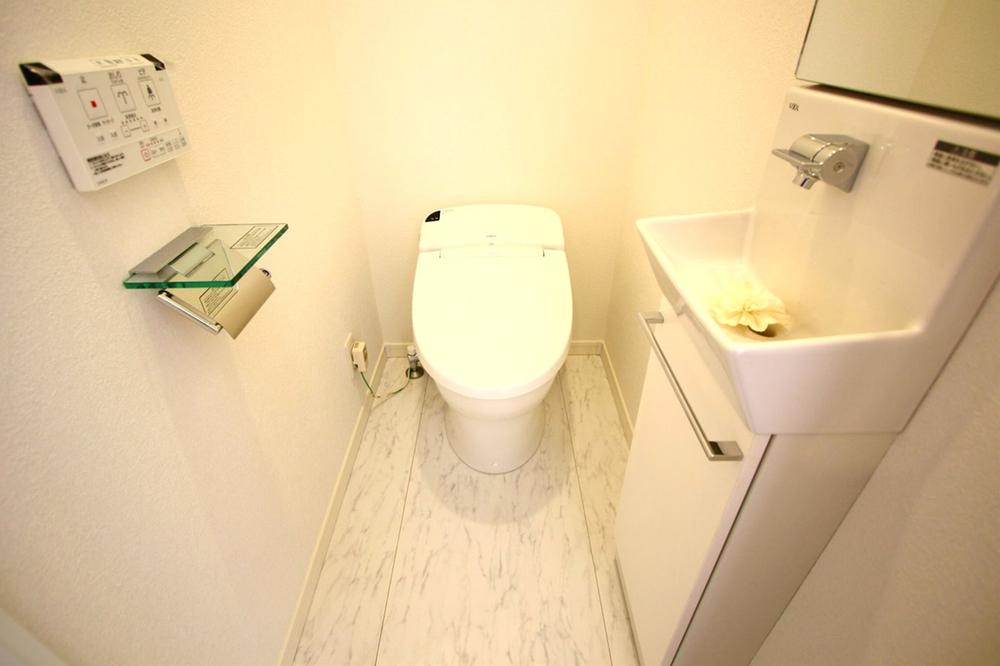 Toilet. Mirror in the toilet ・ There is a wash basin.