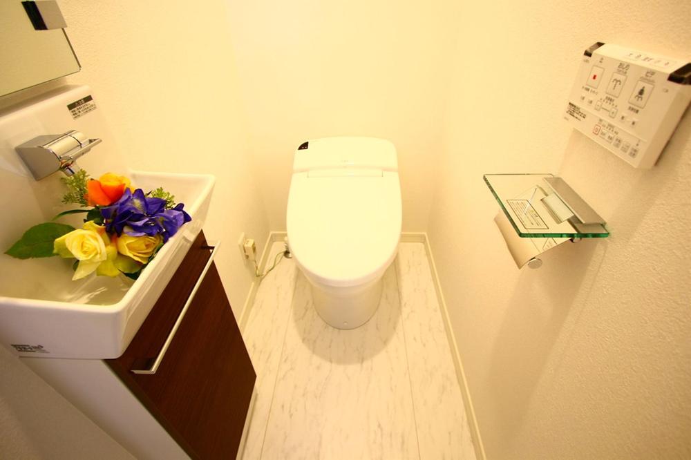 Toilet. Mirror in the toilet ・ There is a wash basin.