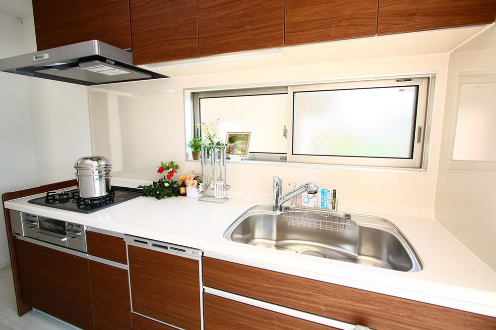 Kitchen. The kitchen is dishwasher ・ Water purifier is the standard equipment.