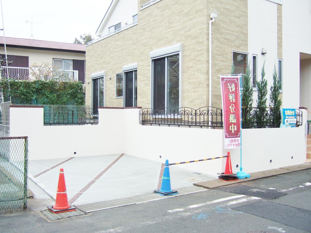 Parking lot. You can park two parallel. (Small car ・ Medium-sized vehicles)