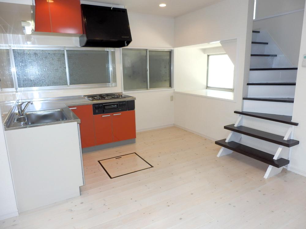 Kitchen. Bright kitchen with cleanliness Living stairs Do not miss