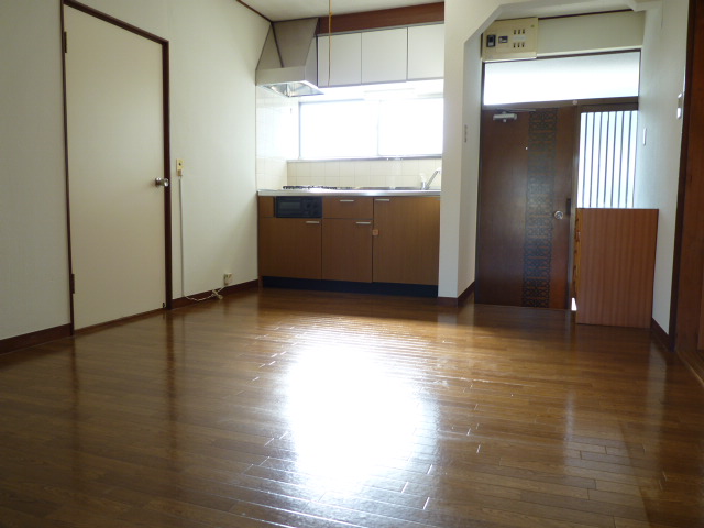 Living and room. 8 tatami DK is clear!