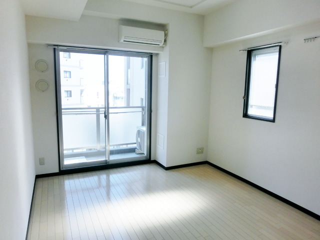 Living and room. Corner room ・ It is a bright room with two-sided lighting