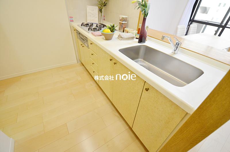 Kitchen. ~ In fact, please check ~  ◆ Wife happy spacious bright open kitchen  ◆ Counter convenient!