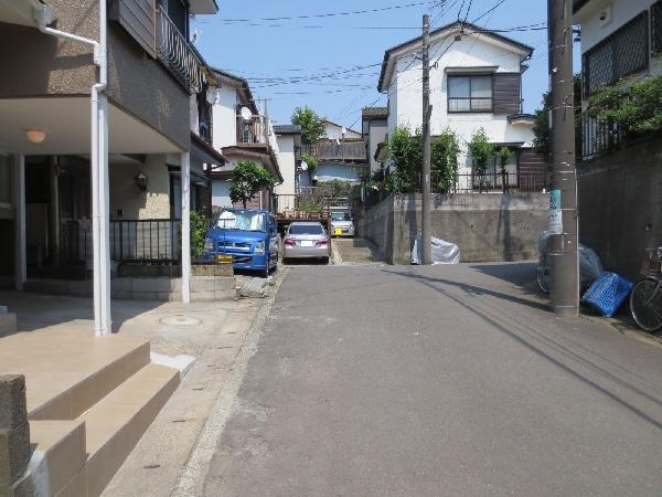 Local photos, including front road. It is a front road 1. 