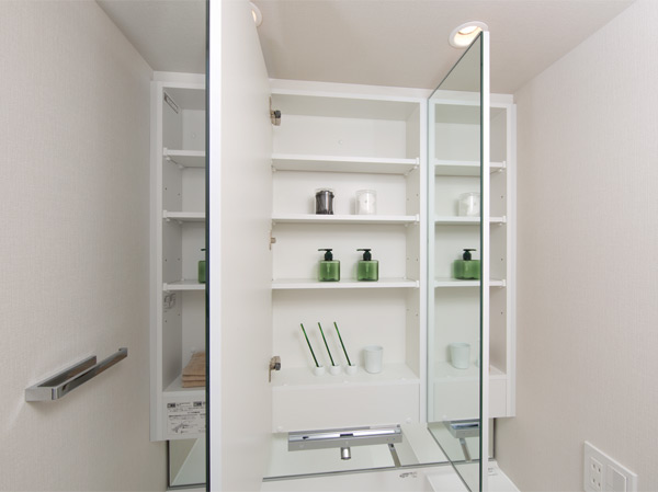 Bathing-wash room.  [Vanity (three-sided mirror back storage)] The three-sided mirror back, Adopt a cabinet that can organize, such as cosmetic products and accessories and clean.