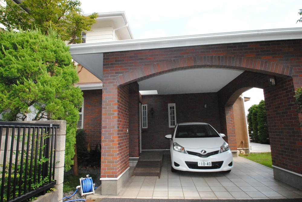 Parking lot. Put in a home without getting wet in the rain from the car. Local (September 2013) Shooting