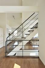 Same specifications photos (Other introspection). Since the stairs is a step stairs, Space is alive!