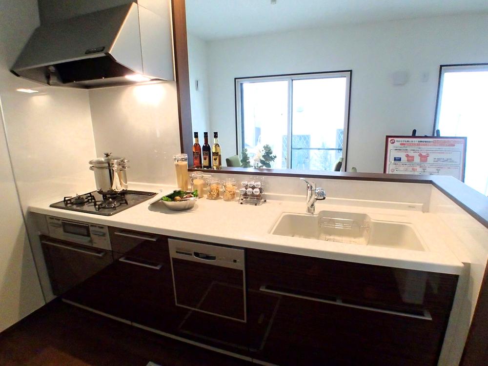 Kitchen. With gentle dish washing and drying machine is also in the hands of the mom to the environment