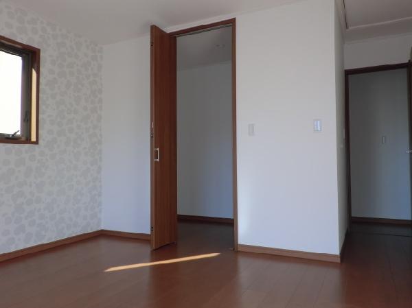 Non-living room. Western-style with a walk-in closet.