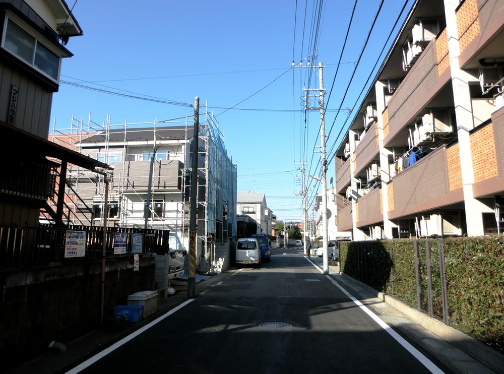 Local photos, including front road. You can guide you in a 7-minute walk from the Company.