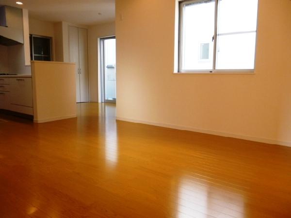 Living. Detached interior introspection Pictures - living dining and living room have been separate, Consideration to usability of those who live