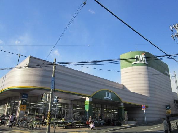 Supermarket. It is about a 12-minute walk from the 900m FUJI super to Fuji Super.