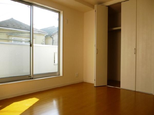 Other introspection. The main bedroom, which is equipped with large storage on the wall