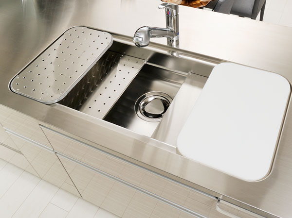 Kitchen.  [Utility sink] Sink flexible configurations corresponding to different operation or use of the wet work. Each in the structure of the two-stage will undertake a role in accordance with the cooking process.
