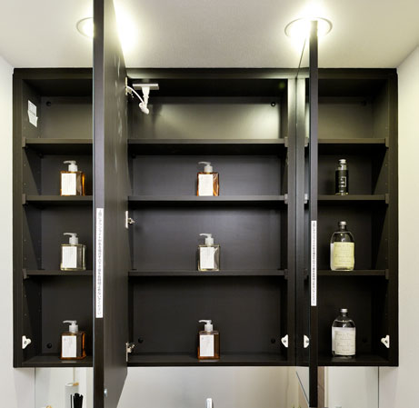 Bathing-wash room.  [Three-sided mirror back storage] Set up a storage space such as cosmetics in the three-sided mirror back.