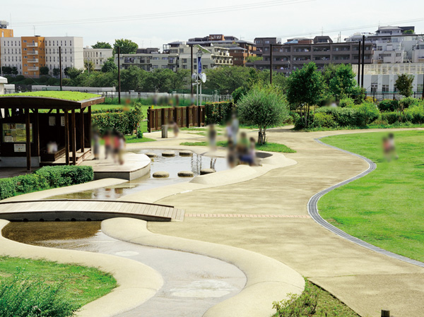 Surrounding environment. Saginuma Fureai Square (walk 17 minutes / Enjoy about 1290m) 5 zones of "entrance with a green and water", "babble zone", "lawn zone," "the ground of the earth," "Kusappara zone", Natural symbiosis type of open space.