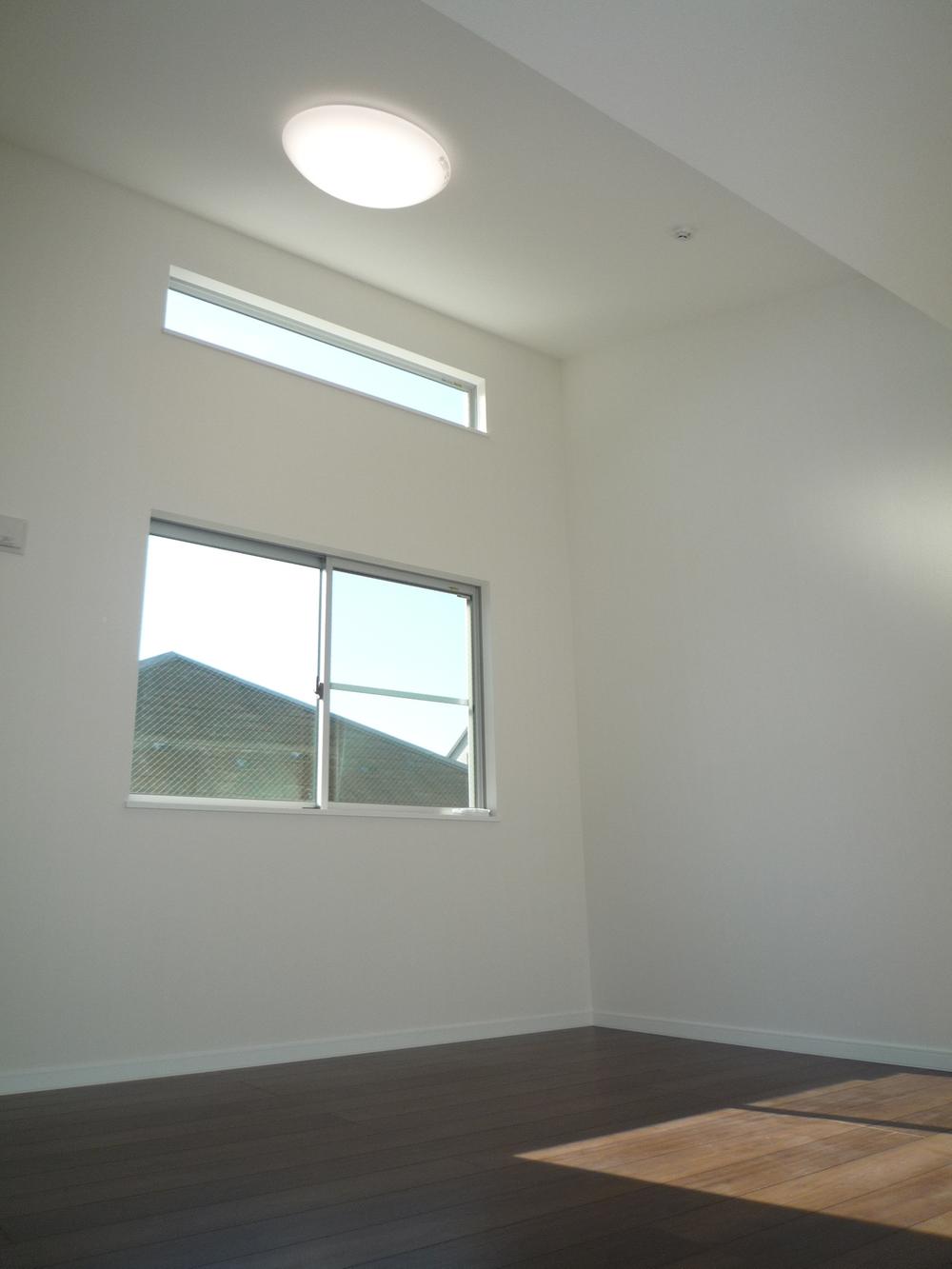 Non-living room. The third floor Western-style plugs into the ceiling is high and sunshine.