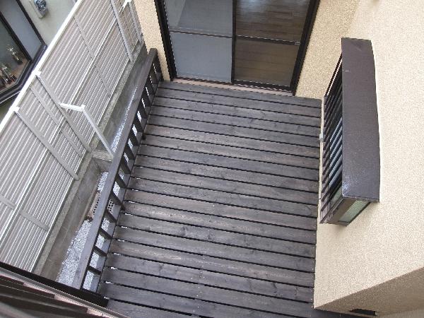 Same specifications photos (Other introspection). In the courtyard we established the wood deck. 