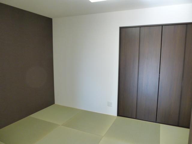 Non-living room. Japanese-style room is not paved with Ryukyu tatami, It is fashionable