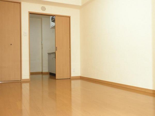 Living and room.  ■ It is a bright room