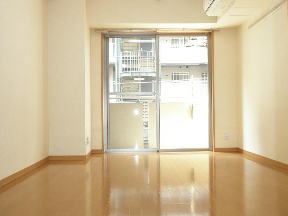 Living and room.  ■ Southeast-facing balcony