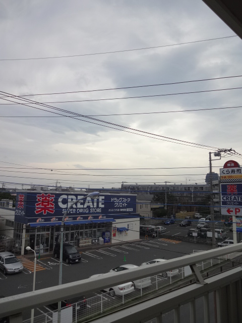 View. There Dorakkusutoa over to the opposite side across the road!