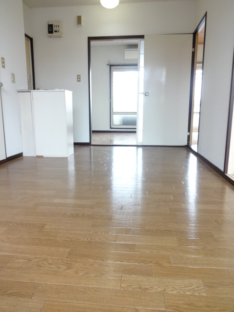 Living and room. Not contiguous with the adjacent Room No. ☆ The sound is not worried