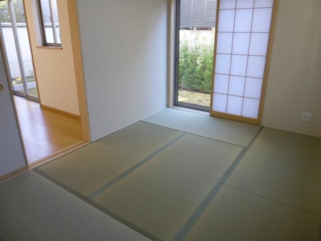 Non-living room. It is the best Japanese-style room to nap of children