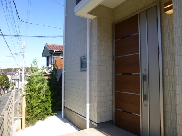 Entrance. It is a stylish front door