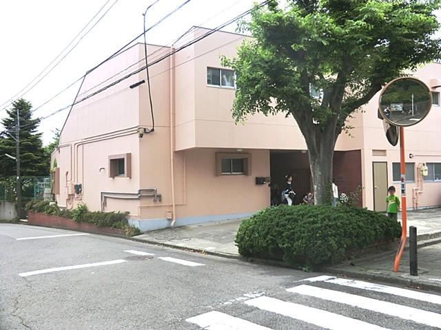 kindergarten ・ Nursery. Kindergarten is situated in a residential area of ​​1180m Utsukushigaoka to Toyo Eiwa maple kindergarten.