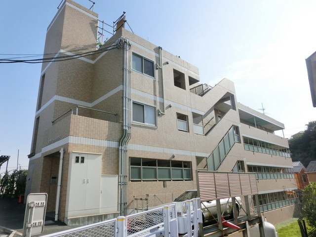 Building appearance. 4-storey ・ Pets considered ・ Apartment is equipped with auto-lock