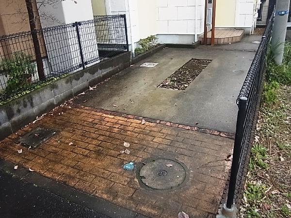 Parking lot. There is a car space of one minute. 