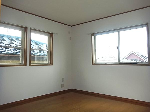 Non-living room. About is 8.0 quires of Western-style. 