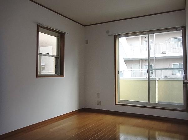 Non-living room. About is 6.0 quires of Western-style. 