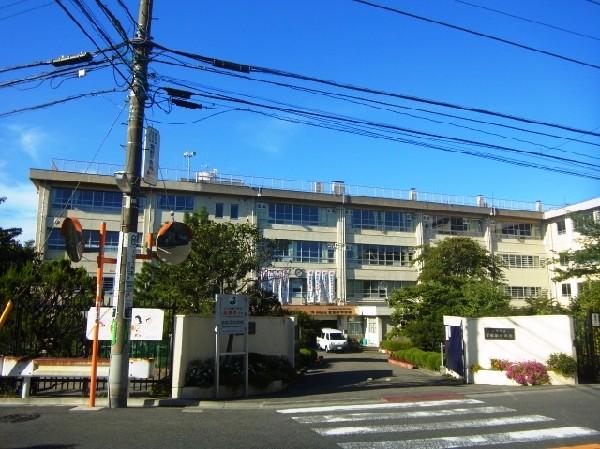 Junior high school. Miyamaedaira is about 11 minutes walk from the 850m Miyamaedaira junior high school until junior high school.