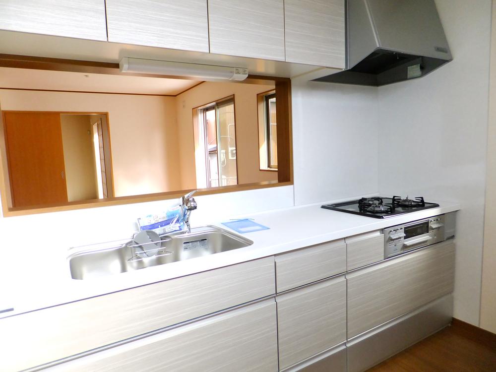 Same specifications photo (kitchen). Counter kitchen where you can enjoy a conversation while cooking, I feel close a more family.