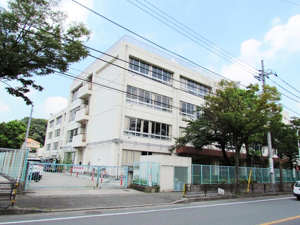Primary school. 584m to Kawasaki Tateno River Elementary School