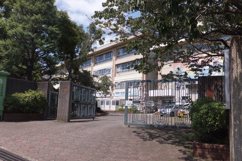 Junior high school. 360m to Kawasaki City Arima junior high school (junior high school)
